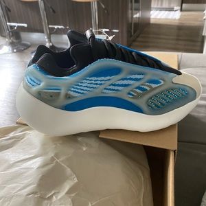 Adidas Yeezy 700 v3 in Arzareth. Sold out!